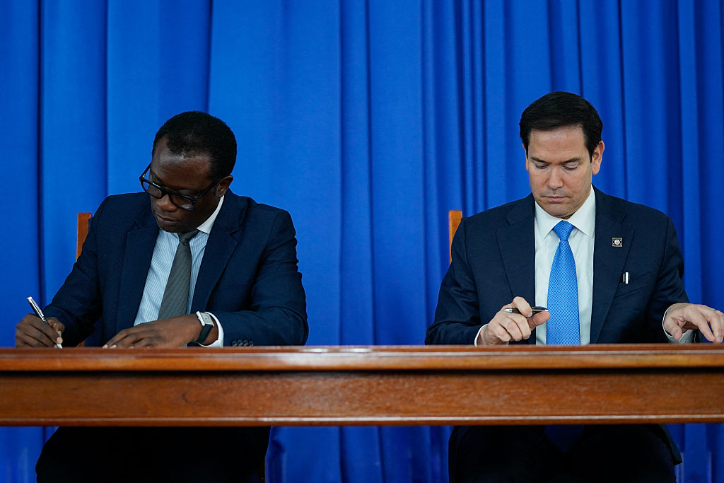 El secretario de Estado de EE. UU., Marco Rubio, y el ministro de Asuntos Exteriores de Guyana, Hugh Todd, firmaron un Memorando de Entendimiento de Seguridad en Georgetown, Guyana, el 27 de marzo de 2025. El secretario Rubio advirtió a Venezuela el 27 de marzo sobre las consecuencias —e insinuó el uso de la fuerza militar— si el país tomaba medidas contra Guyana, su vecina rica en petróleo. "Si atacaran a Guyana o a ExxonMobil", declaró Rubio, "sería un día muy malo, una semana muy mala, para ellos. No terminaría bien". (Foto de NATHAN HOWARD/POOL/AFP vía Getty Images)