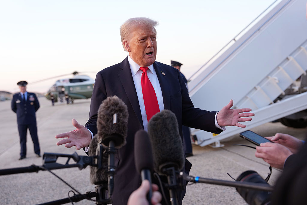 BASE CONJUNTA ANDREWS, MARYLAND - 7 DE SEPTIEMBRE: El presidente de EE. UU., Donald J.  Trump, habla con la prensa tras descender del Air Force One el 7 de septiembre de 2025 en la Base Conjunta Andrews, Maryland. El presidente Trump viajó a Nueva York para asistir a la final individual masculina del Abierto de Estados Unidos. (Foto de Kevin Dietsch/Getty Images)