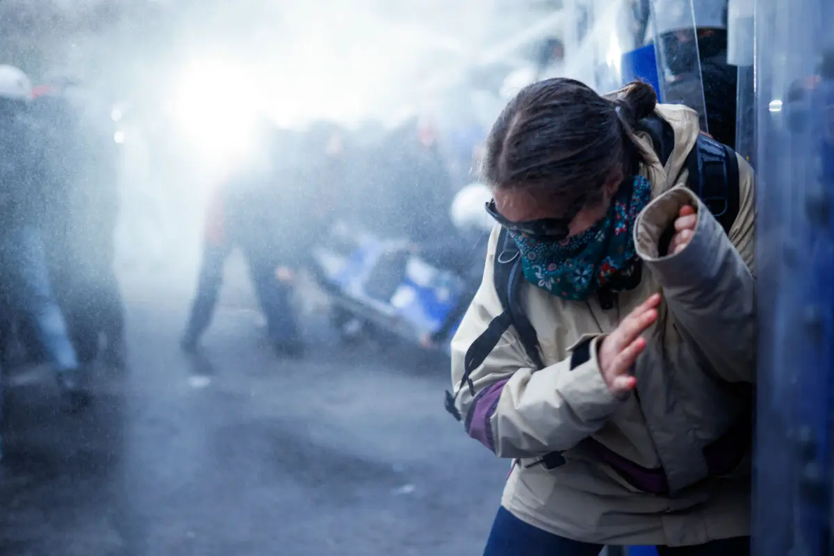 Un manifestante se enfrenta a la policía durante una concentración en apoyo a Ekrem Imamoglu, alcalde de Estambul detenido, en Estambul el 23 de marzo de 2025. (Kemal Aslan/AFP a través de Getty Images)