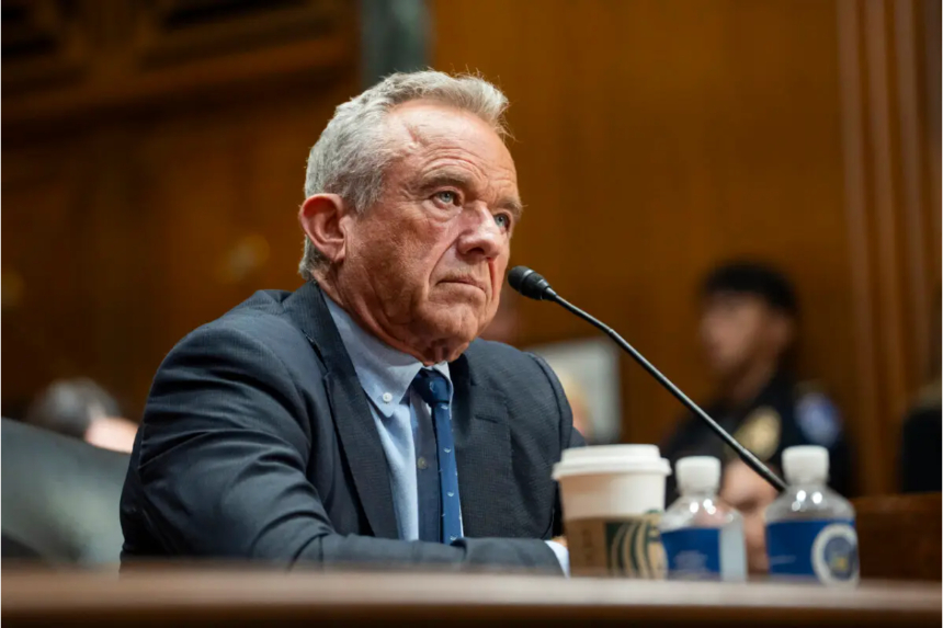 El secretario de Salud, Robert F. Kennedy Jr., se sometió a una prueba ante el Comité de Finanzas del Senado en el Capitolio de Washington el 4 de septiembre de 2025. Madalina Kilroy/The Epoch Times