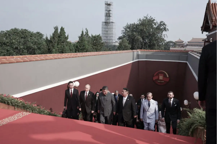 El presidente ruso, Vladimir Putin (2.º de izq. a der.), camina con el líder chino, Xi Jinping, el líder norcoreano, Kim Jong Un, y el primer ministro paquistaní, Shehbaz Sharif, antes de un desfile militar que conmemora el 80.º aniversario de la victoria sobre Japón y el fin de la Segunda Guerra Mundial, en la plaza de Tiananmén, Beijing, el 3 de septiembre de 2025. Alexander Kazakov/Pool/AFP vía Getty Images