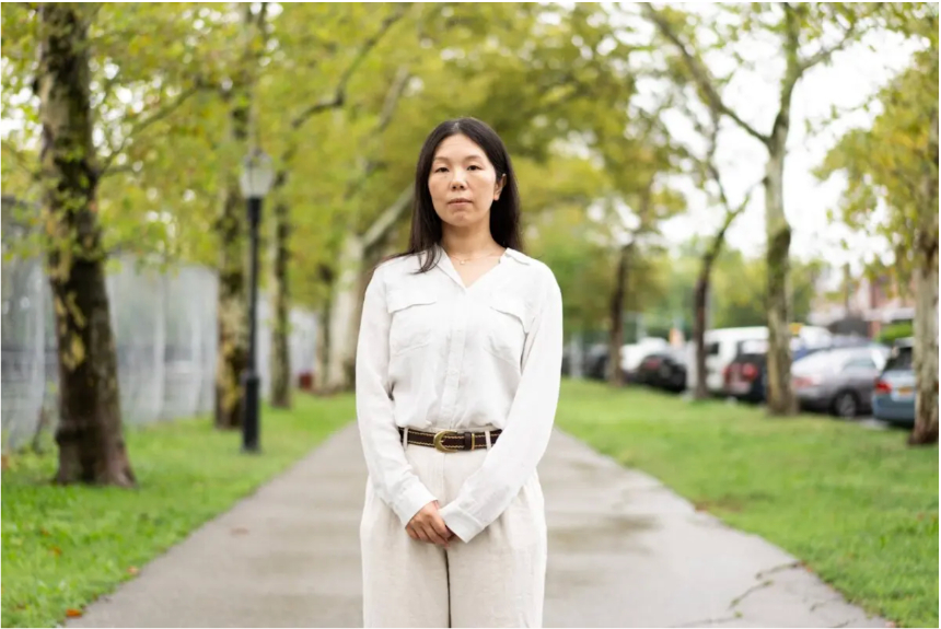 Han Yu, cuyo padre, Han Junqing, practicante de Falun Gong, fue perseguido hasta la muerte en China por su fe, se encuentra en una calle de la ciudad de Nueva York el 7 de septiembre de 2025. Samira Bouaou/The Epoch Times