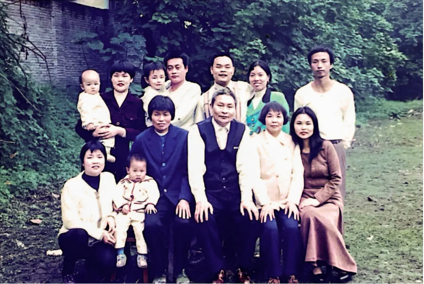 Una fotografía de la familia Jiang en China en 1997. Cortesía de Jiang Li.