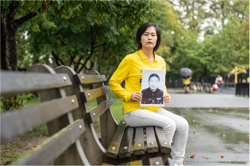 Jiang Li sostiene una foto de su padre, Jiang Xiqing, un practicante de Falun Gong que sospecha que fue víctima de sustracción de órganos y perseguido hasta la muerte en China, en la ciudad de Nueva York el 7 de septiembre de 2025. Samira Bouaou/The Epoch Times