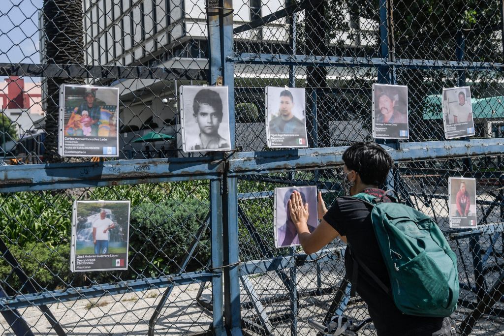 Fotos de desaparecidos frente a la embajada de EE. UU. el 22 de agosto de 2020 en la CDMX, cerca del décimo aniversario de la Masacre de San Fernando, por la que 72 migrantes que iban a Estados Unidos fueron asesinados en Tamaulipas por el cártel de los Zetas por supuestamente negarse a trabajar para el cártel. (Foto de Pedro PARDO / AFP) (Foto de PEDRO PARDO/AFP vía Getty Images)