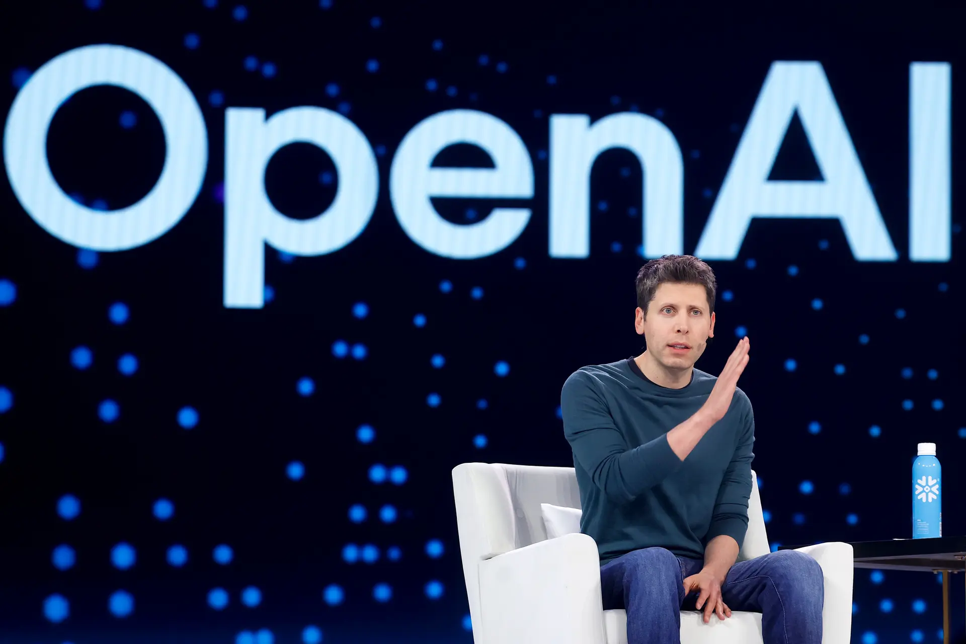 El director ejecutivo de OpenAI, Sam Altman, habla durante la Snowflake Summit 2025 en San Francisco el 2 de junio de 2025. A principios de este año, la empresa revirtió su actualización a ChatGPT-4 debido a preocupaciones de seguridad, entre ellas la salud mental, la dependencia emocional excesiva o los comportamientos de riesgo. (Justin Sullivan/Getty Images).