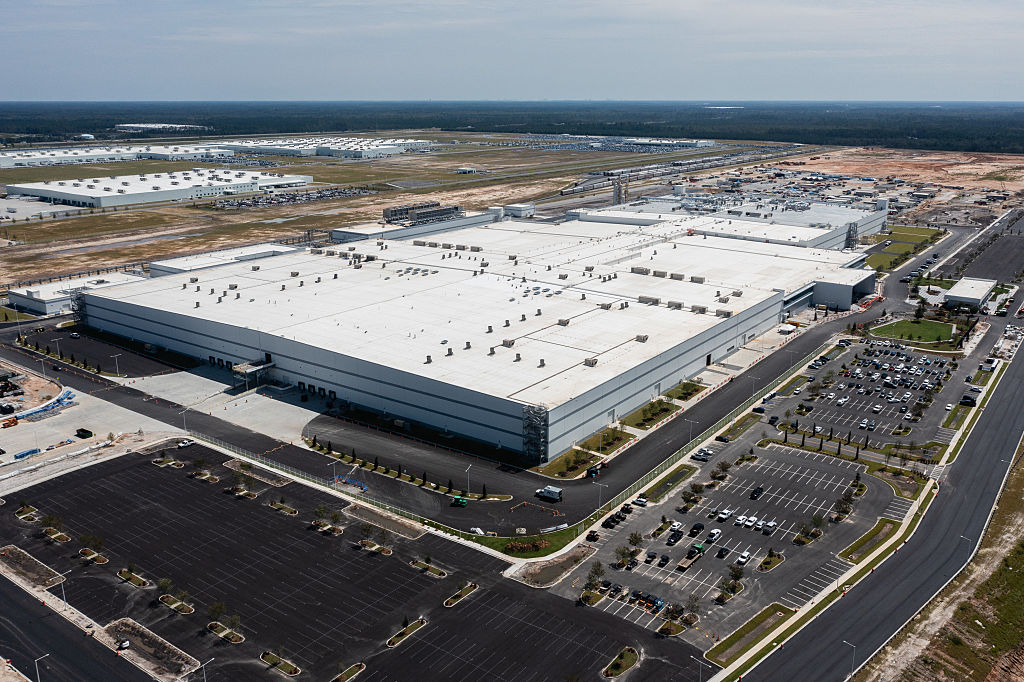 La planta de baterías, aún en construcción, se observa en Hyundai Metaplant el 9 de septiembre de 2025 en Ellabell, Georgia. El presidente Trump advirtió el 7 de septiembre a las empresas extranjeras que obedecieran la ley estadounidense tras el arresto de unos 300 trabajadores surcoreanos presuntamente ilegales en una planta de baterías Hyundai-LG en construcción en Georgia. Los arrestos durante una redada de las autoridades estadounidenses el 4 de septiembre, son la mayor operación en una sola planta hasta la fecha en el marco de la campaña nacional antiinmigrante de Trump. (Foto de ELIJAH NOUVELAGE/AFP vía Getty Images)