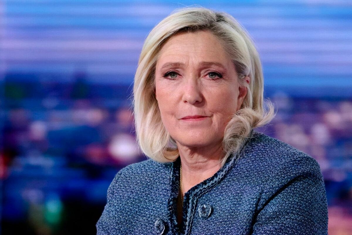 La presidenta del grupo parlamentario Rassemblement National (RN), Marine Le Pen, posa antes de una entrevista en el telediario vespertino del canal de televisión francés TF1, en Boulogne-Billancourt, a las afueras de París, el 31 de marzo de 2025. (Thomas Samson/Pool/AFP a través de Getty Images)
