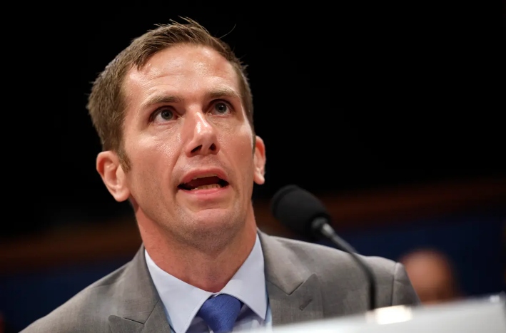 El veterano de la Fuerza Aérea de Estados Unidos, Dylan Borland, testigo de fenómenos aéreos no identificados (UAP), testifica ante el Grupo de Trabajo del Comité de Supervisión de la Cámara de Representantes sobre la Desclasificación de Secretos Federales, en el Capitolio, el 9 de septiembre de 2025. (Kevin Dietsch/Getty Images)