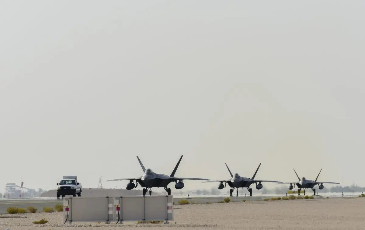 Los F-22 Raptor de la Fuerza Aérea de Estados Unidos llegan a la base aérea de Al Udeid, en Catar, el 27 de junio de 2019. Estos aviones se despliegan en Catar por primera vez con el fin de defender las fuerzas y los intereses estadounidenses en la zona de responsabilidad del Mando Central de los Estados Unidos. (Fuerza Aérea de los Estados Unidos/Sargento Técnico Nichelle Anderson).