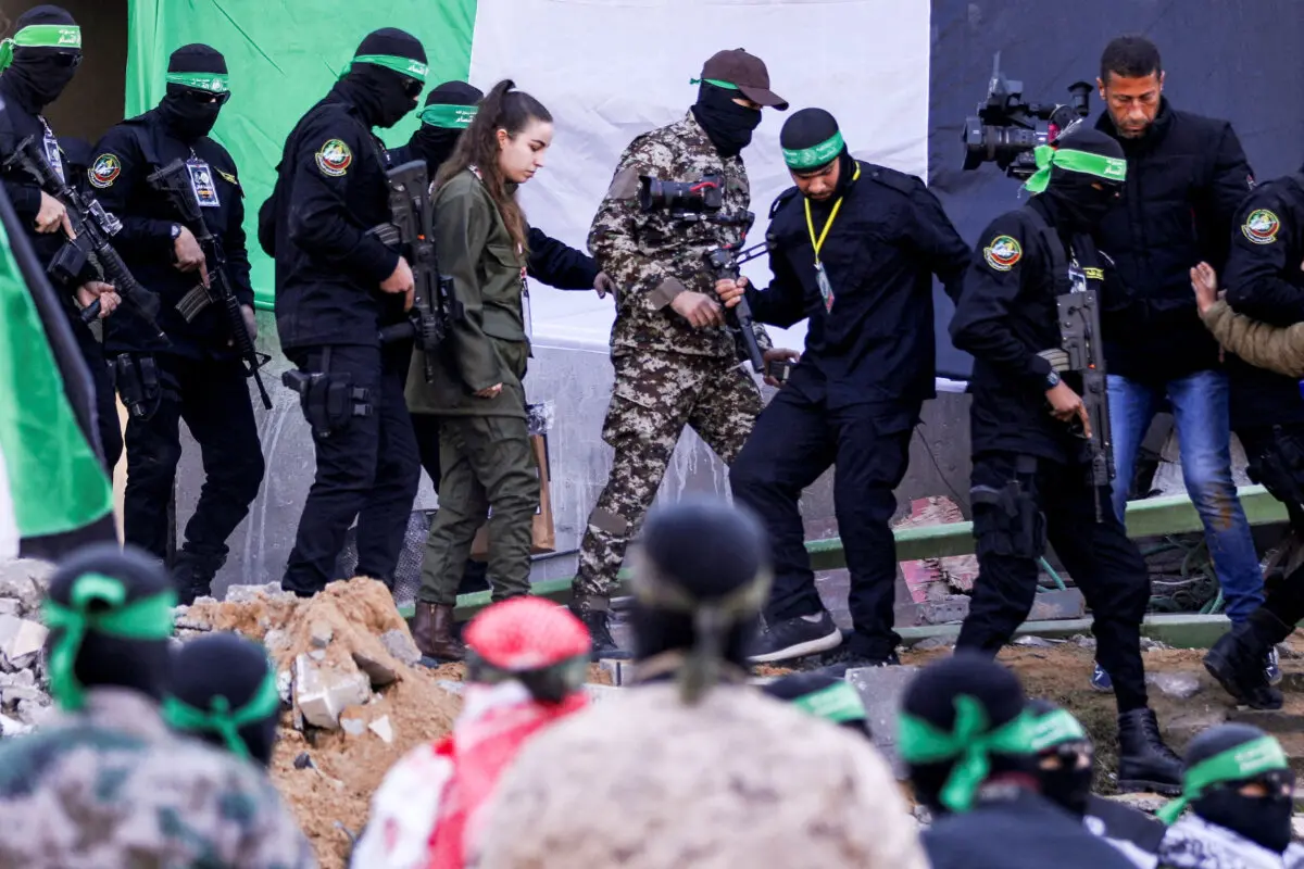 El rehén israelí Agam Berger, rodeado por hombres armados enmascarados de Hamás, es liberado en Jabaliya, en el norte de la Franja de Gaza, el 30 de enero de 2025. (Dawoud Abu Alkas/Reuters).