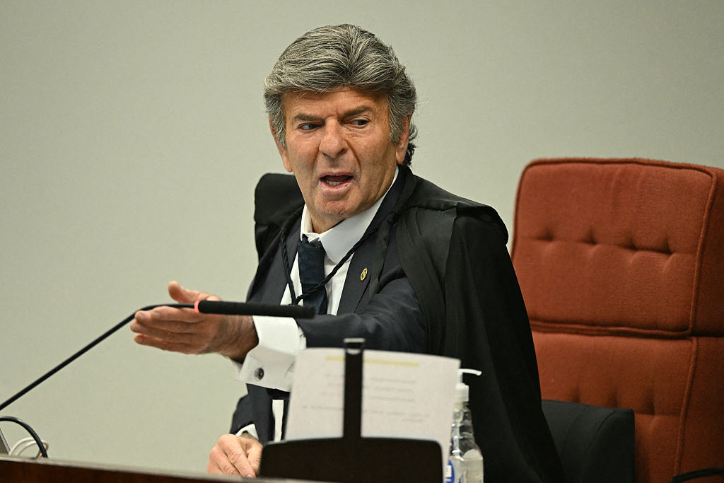 <em>El ministro del Supremo Tribunal Federal (STF) de Brasil, Luiz Fux, durante el inicio de la votación para condenar o absolver al expresidente (2019-2022) Jair Bolsonaro en un juicio por golpe de Estado, en el STF en Brasilia el 9 de septiembre de 2025. El Supremo Tribunal Federal de Brasil inicia la votación en un juicio que ha provocado protestas masivas de seguidores del expresidente y la reacción de su aliado estadounidense, Donald Trump. Bolsonaro, se enfrenta a una pena de prisión de más de 40 años si es declarado culpable de los cargos tras  las elecciones de 2022 ante Luiz Inácio Lula da Silva. (Foto de EVARISTO SA/AFP vía Getty Images)</em>