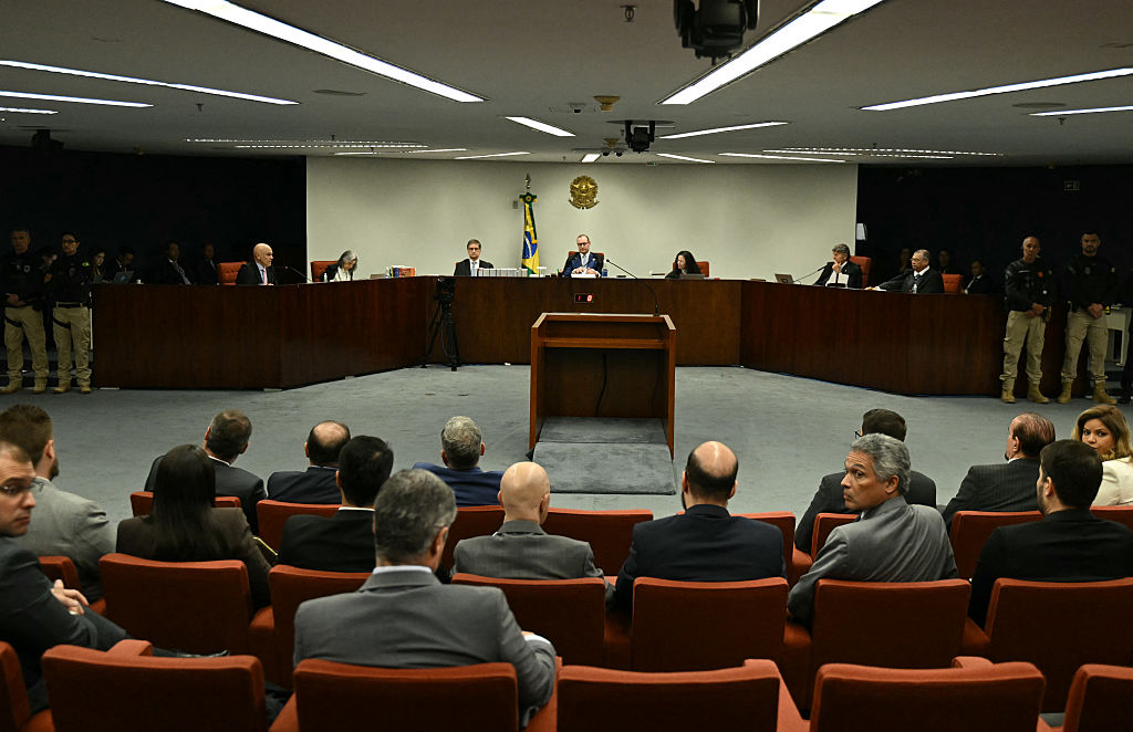 <em>El ministro del Supremo Tribunal Federal (STF) de Brasil, Alexandre de Moraes (izq.), habla junto a (izq. a der.) la ministra Carmen Lucia, el fiscal general Paulo Gonet, el presidente del STF, el ministro Cristiano Zanin, y los ministros Luiz Fux y Flavio Dino durante la votación para condenar o absolver al expresidente (2019-2022) Jair Bolsonaro en un juicio con cargos por golpe de Estado, en el STF en Brasilia el 9 de septiembre de 2025. (Foto de EVARISTO SA/AFP vía Getty Images)</em>