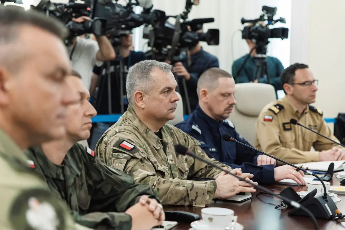 El general Wieslaw Kukula (centro), jefe del Estado Mayor de las Fuerzas Armadas de Polonia, en la Cancillería del Primer Ministro en Varsovia, Polonia, el 10 de septiembre de 2025. (Cancillería del Primer Ministro de Polonia vía AP).