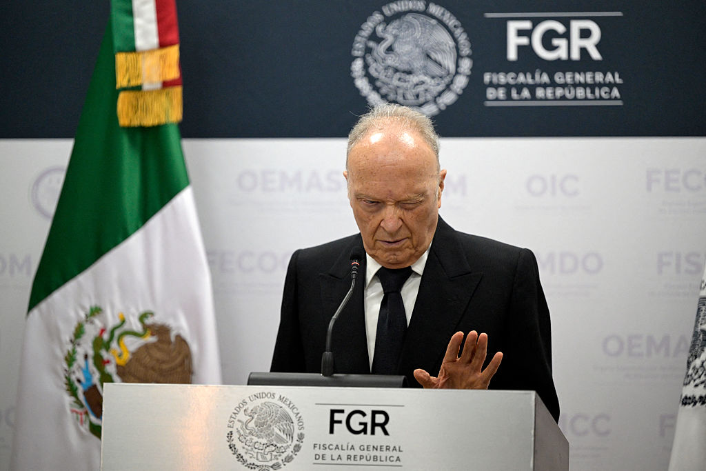 El Fiscal General de la República, Alejandro Gertz Manero, habla durante una conferencia de prensa en la Ciudad de México el 29 de abril de 2025. La Fiscalía General de la República descartó que un centro de operaciones del narcotráfico, descubierto en el estado occidental de Jalisco, haya funcionado como lugar de ejecuciones sistemáticas.  (Foto de Alfredo ESTRELLA/AFP vía Getty Images)