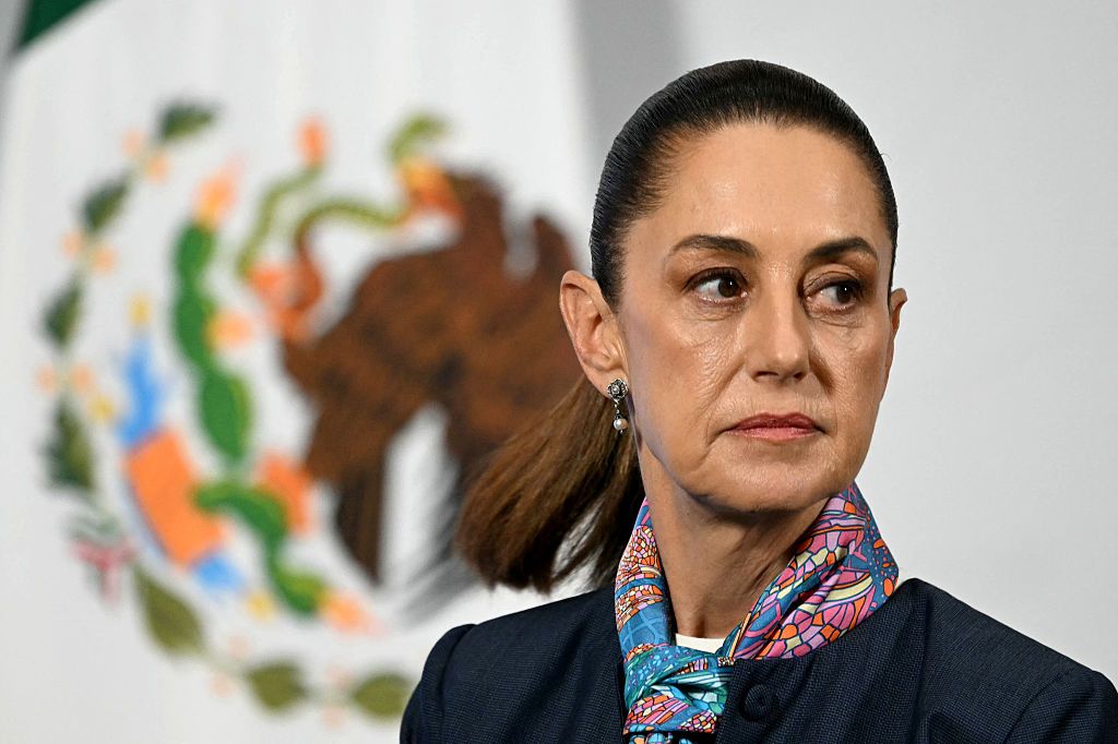 La presidenta de México, Claudia Sheinbaum, observa durante su conferencia de prensa diaria en el Palacio Nacional en la Ciudad de México el 4 de septiembre de 2025. (Foto de YURI CORTEZ/AFP vía Getty Images)