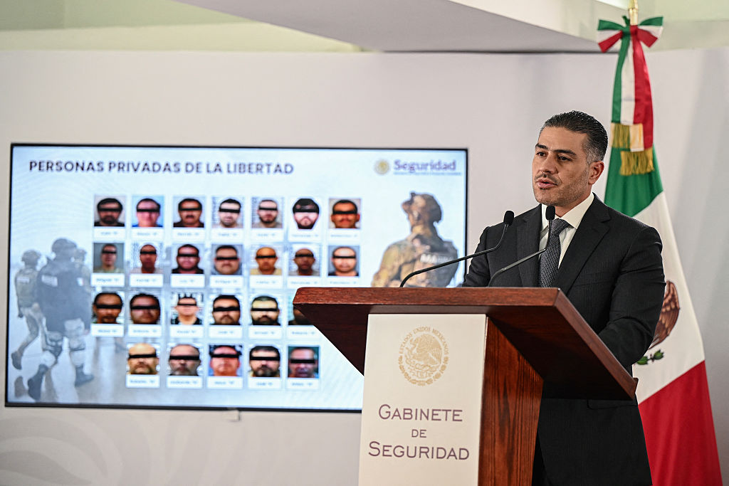 El secretario de Seguridad y Protección Ciudadana de México, Omar García Harfuch, habla durante una conferencia de prensa en el edificio del Gabinete de Seguridad en la Ciudad de México el 13 de agosto de 2025, el el marco de la extradición de 26 presuntos narcotraficantes a Estados Unidos. (Foto de YURI CORTEZ/AFP vía Getty Images)