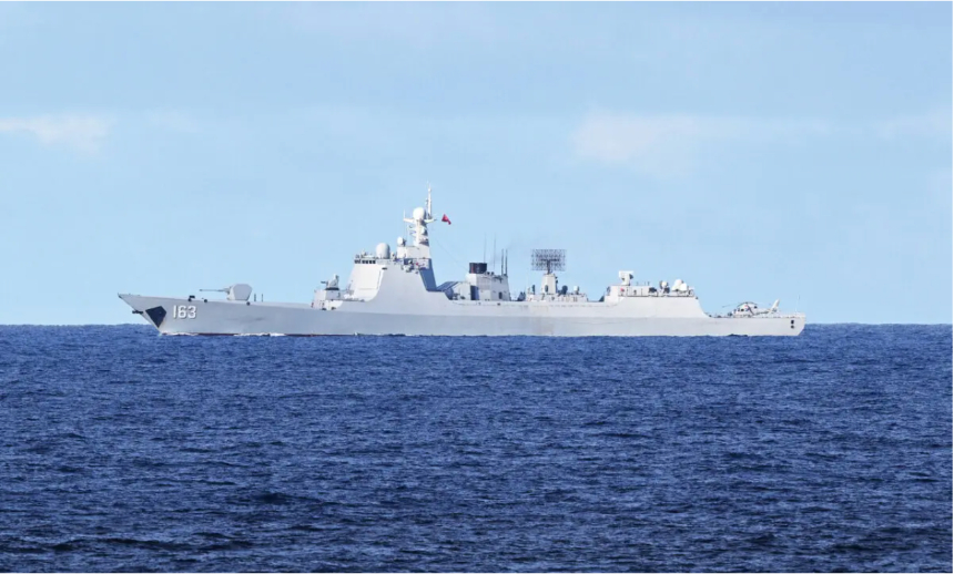 Un buque de la Armada china monitorea un área durante una Actividad de Cooperación Marítima (MCA) entre Filipinas, Australia y Canadá cerca del Banco Scarborough en el Mar de China Meridional el 3 de septiembre de 2025. Ted Aljibe/AFP vía Getty Images