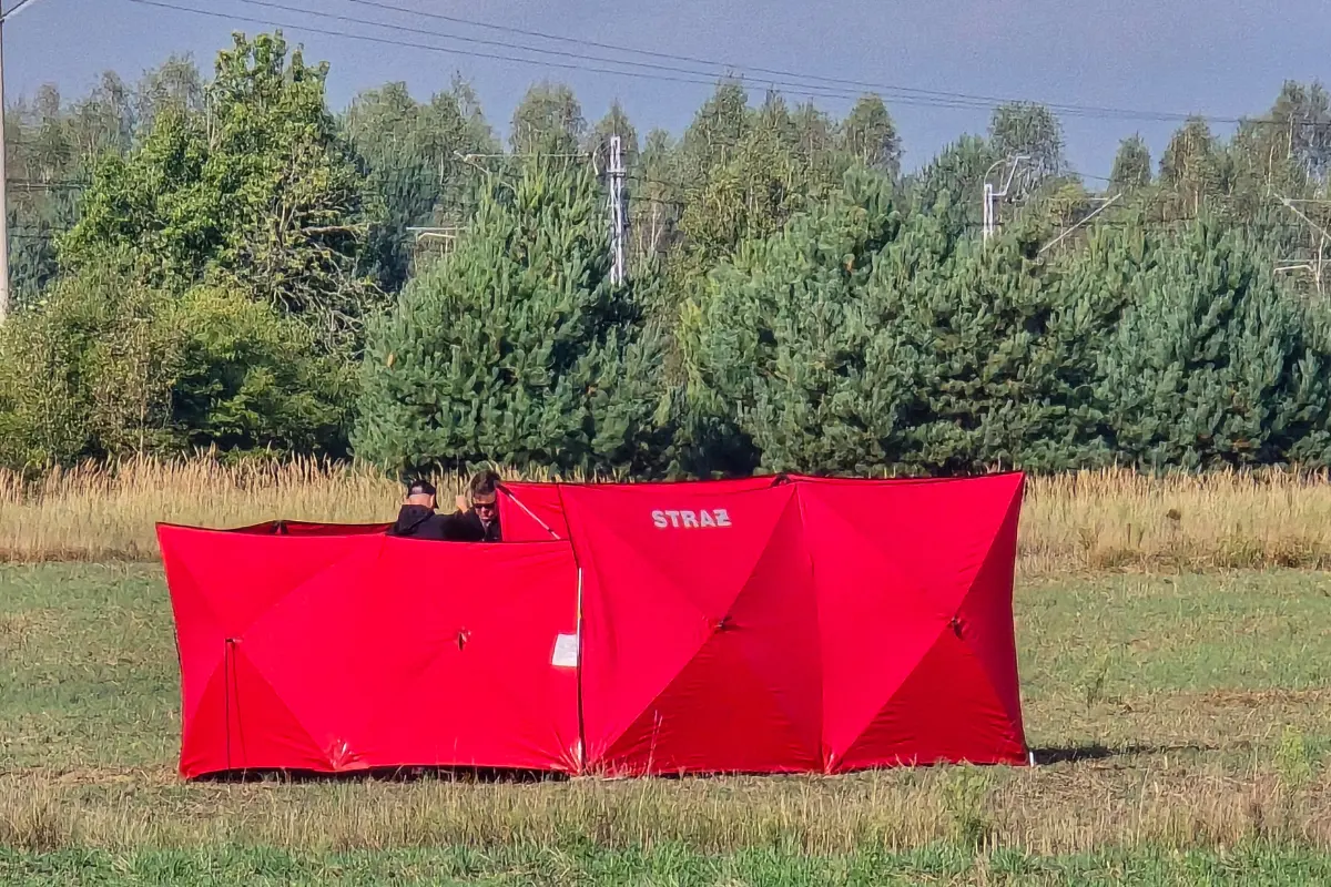 Los bomberos recuperan partes de un dron dañado, derribado por las autoridades polacas, en un sitio en Czosnowka, cerca de Biala Podlaska, Polonia, el 10 de septiembre de 2025. (Piotr Pyrkosz/AP Photo)