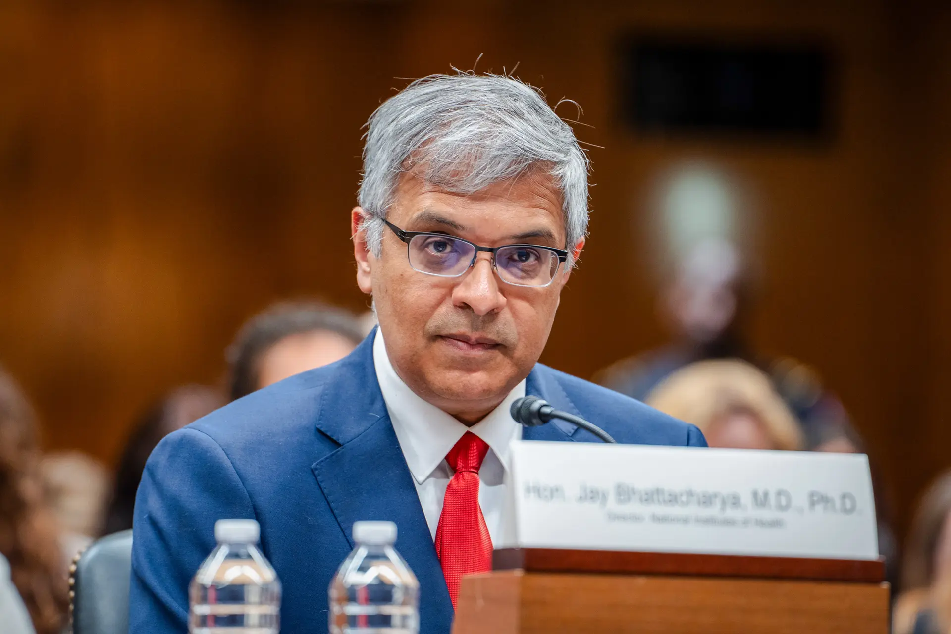 El Dr. Jay Bhattacharya, director de los Institutos Nacionales de Salud, testifica en el Capitolio en Washington el 10 de junio de 2025. Bhattacharya dice que las investigaciones anteriores no siempre se han centrado en las cuestiones más urgentes. (Madalina Vasiliu/The Epoch Times).