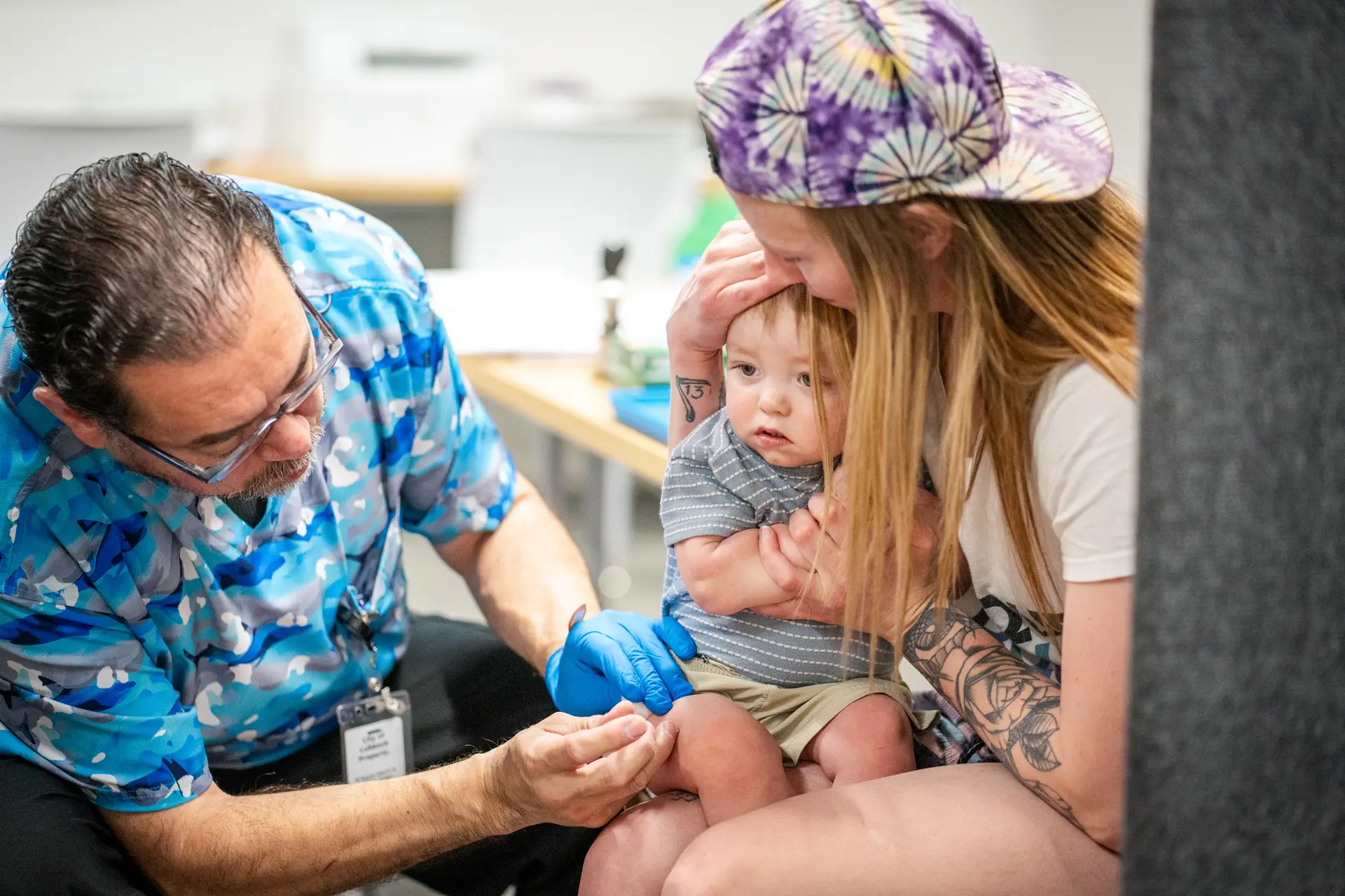 Un niño de un año es sostenido por su madre mientras recibe la vacuna triple vírica en una clínica de Lubbock, Texas, el 1 de marzo de 2025. (Jan Sonnenmair/Getty Images).