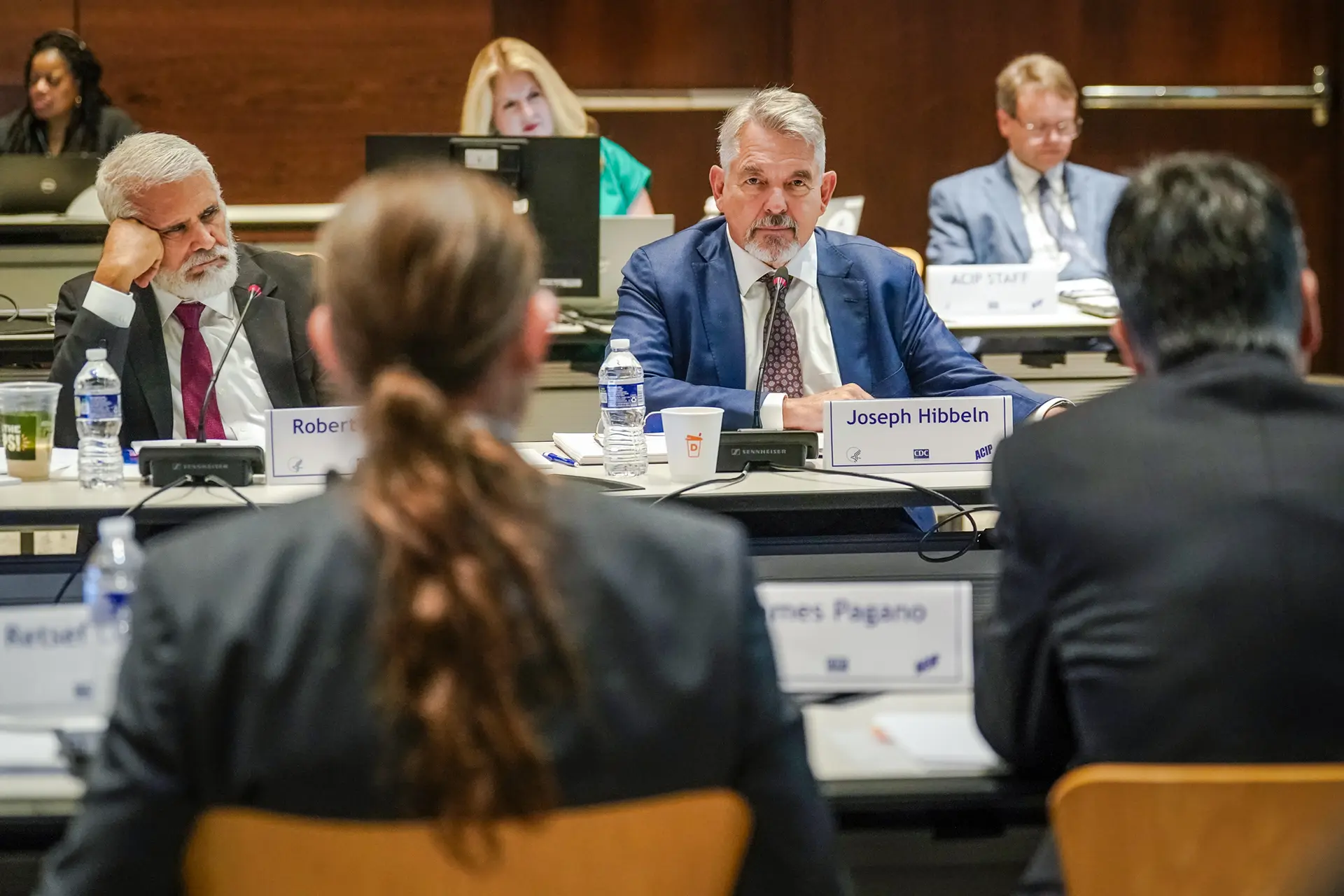 Los nuevos miembros Robert Malone y Joseph Hibbeln asisten a la primera reunión del Comité Asesor sobre Prácticas de Inmunización de los CDC en la sede mundial de los CDC en Atlanta el 25 de junio de 2025. El secretario de Salud, Robert F. Kennedy Jr., despidió el 9 de junio a todos los miembros del comité y seleccionó a nuevos miembros. (Elijah Nouvelage/Getty Images).