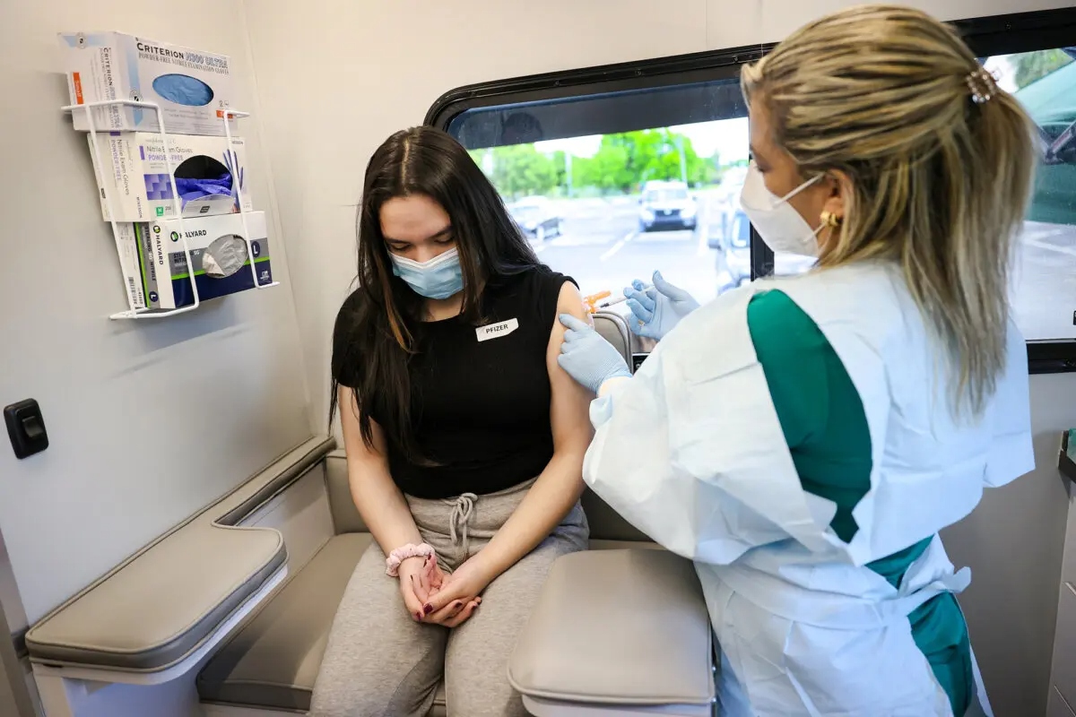 Samira Moreno, de 13 años, recibe la vacuna contra el COVID-19 de Pfizer-BioNTech de manos de Yelany Lima, enfermera titulada, en la clínica pediátrica móvil de UHealth en Miami, Florida, el 17 de mayo de 2021. (Joe Raedle/Getty Images)
