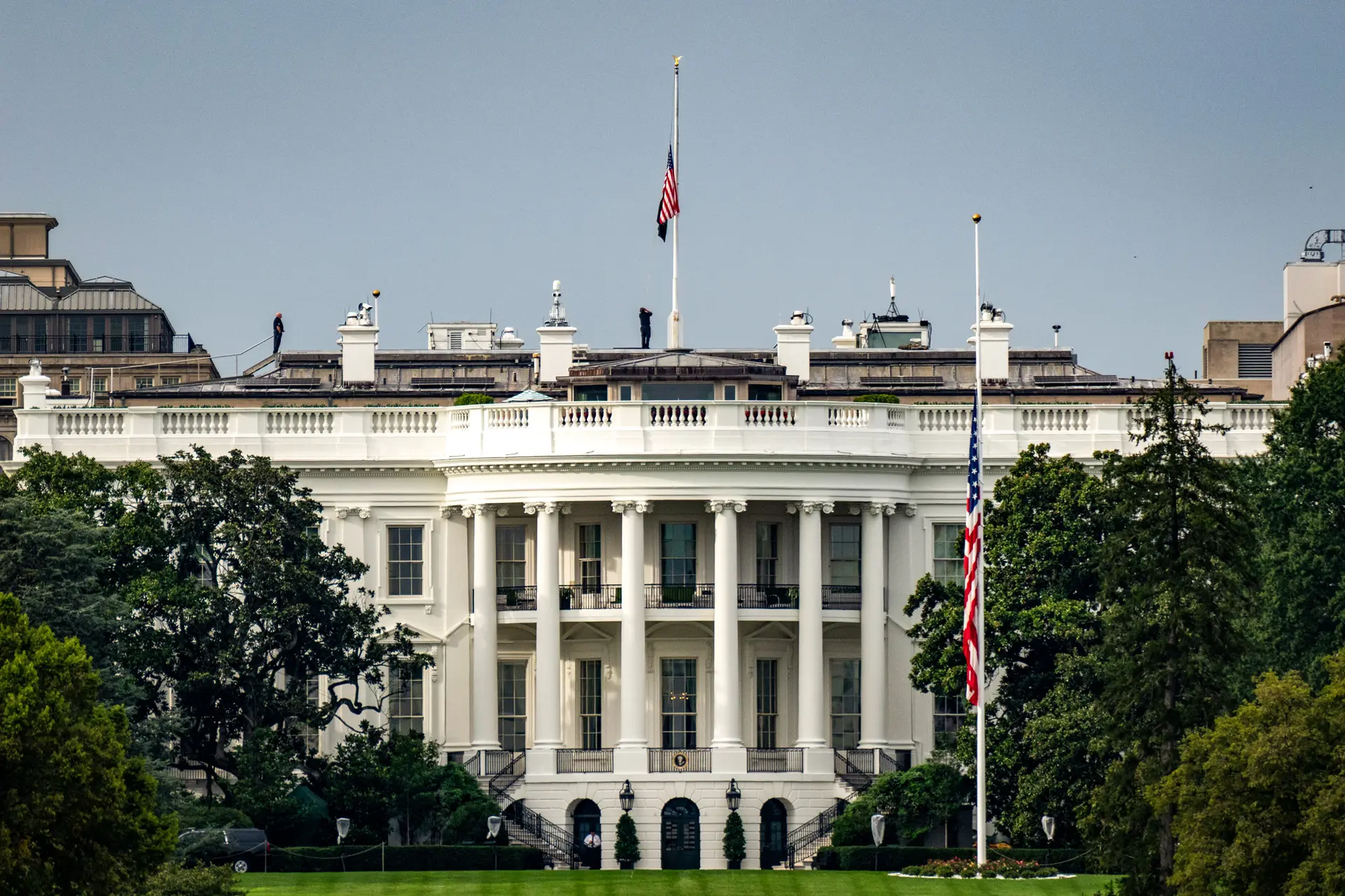 La bandera estadounidense ondea a media asta tras el asesinato del activista político Charlie Kirk en Utah, en Washington, el 10 de septiembre de 2025. (Kent Nishimura/Getty Images)