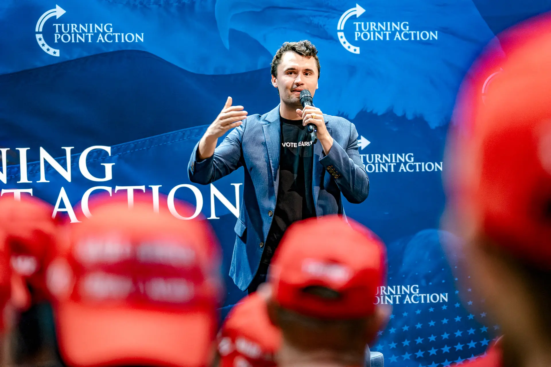 El comentarista conservador Charlie Kirk, fundador de Turning Point USA, habla durante una reunión en el campus de la Universidad de Arizona en Tucson el 17 de octubre de 2024. (Olivier Touron/AFP a través de Getty Images)