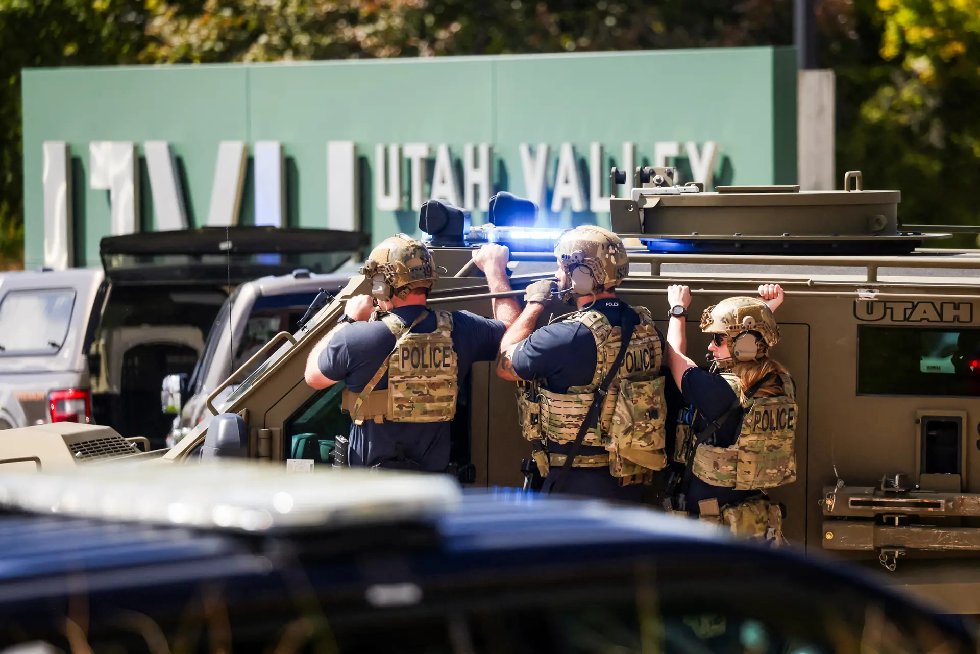 Agentes de las fuerzas del orden trabajan en la Universidad de Utah Valley, donde el comentarista conservador Charlie Kirk fue tiroteado durante un evento, en Orem, Utah, el 10 de septiembre de 2025. (Jim Urquhart/Reuters)