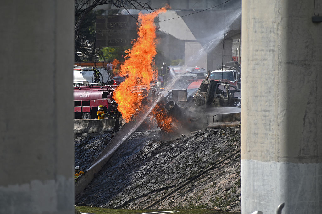 Bomberos mexicanos extinguen las llamas de un camión cisterna que explotó en la Ciudad de México el 10 de septiembre de 2025. Casi 60 personas resultaron heridas, 19 de ellas de gravedad, cuando un camión cisterna explotó en la Ciudad de México el 10 de septiembre de 2025, causando daños generalizados, informaron las autoridades municipales. (Foto de Valentina Alpide/AFP vía Getty Images)
