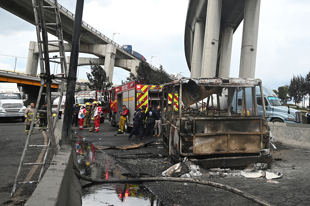 Bomberos mexicanos resguardan la zona donde explotó un camión cisterna en la Ciudad de México el 10 de septiembre de 2025. (Foto de Valentina ALPIDE/AFP vía Getty Images)