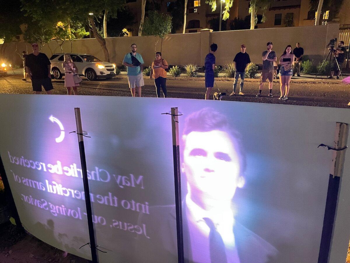 Una pancarta iluminada en memoria del activista conservador asesinado Charlie Kirk frente a las oficinas de Turning Point USA en Phoenix, Arizona, el 10 de septiembre de 2025. (Allan Stein/The Epoch Times)