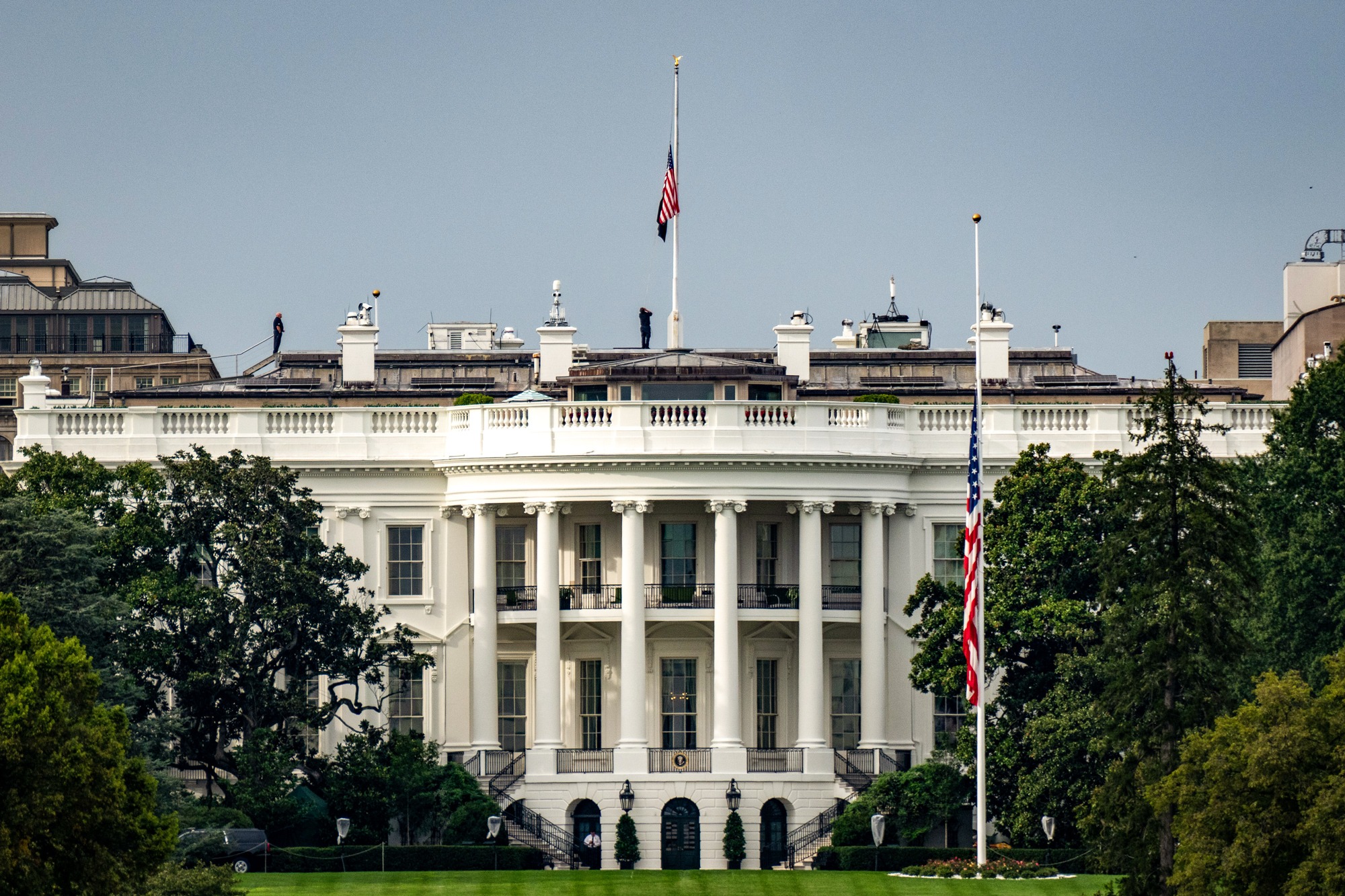 La bandera estadounidense ondea a media asta tras el asesinato del comentarista político Charlie Kirk en Utah, en Washington, el 10 de septiembre de 2025. (Kent Nishimura/Getty Images).
