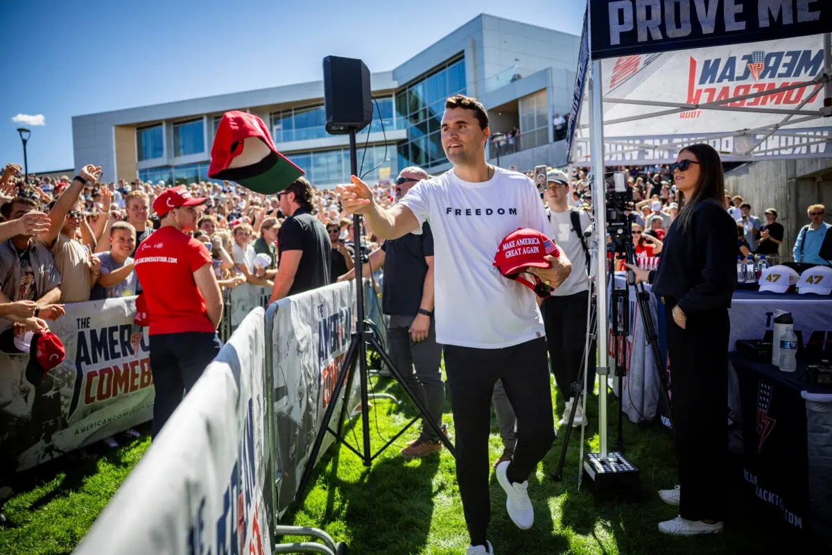 Charlie Kirk reparte gorras antes de dar una charla en la Universidad del Valle de Utah, en Orem, Utah, el 10 de septiembre de 2025. Más tarde, ese mismo día, sería asesinado a tiros. (Tess Crowley/The Deseret News vía AP)