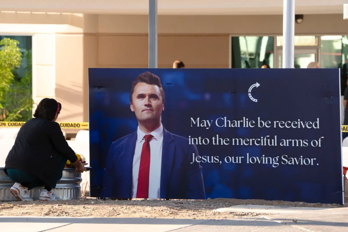Los arizonenses lloran la muerte del fundador de Turning Point USA, Charlie Kirk, frente a la sede de Turning Point USA en Phoenix, Arizona, el 10 de septiembre de 2025. (Rebecca Noble/Getty Images)