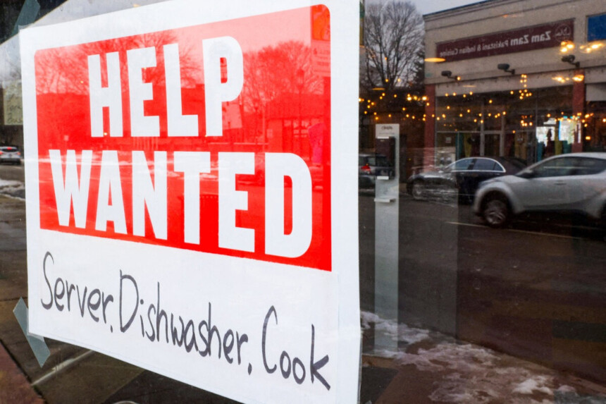 Un cartel con el mensaje "Se busca personal" cuelga en la ventana de un restaurante en Medford, Massachusetts, el 25 de enero de 2023. (Brian Snyder/Reuters).