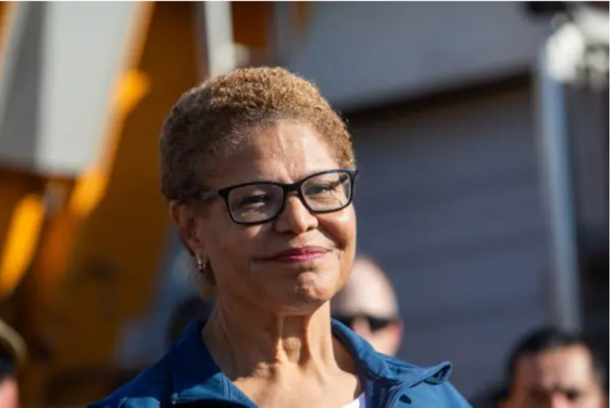 La alcaldesa de Los Ángeles, Karen Bass, habla con periodistas en una conferencia de prensa en Los Ángeles, el 17 de enero de 2025. Bass respaldó a su amigo y exalcalde de Los Ángeles, Antonio Villaraigosa, el 6 de septiembre en la contienda por la gobernación del estado. Apu Gomes/Getty Images