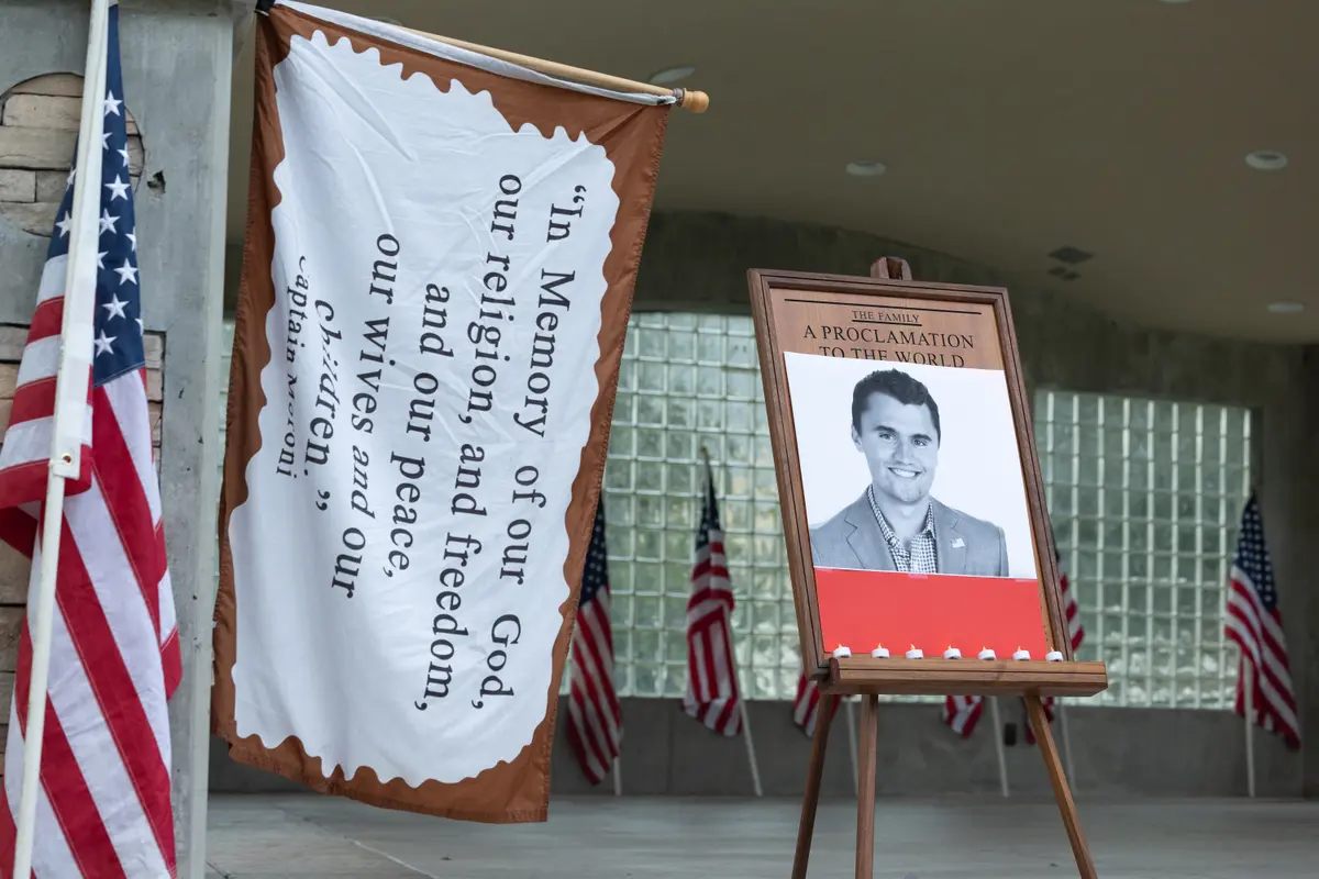 Se dejan velas delante de una foto del influyente conservador Charlie Kirk mientras las personas asisten a una vigilia en el Orem City Center Park, Orem, Utah, el 10 de septiembre de 2025. (Melissa Majchrzak/AFP a través de Getty Images).