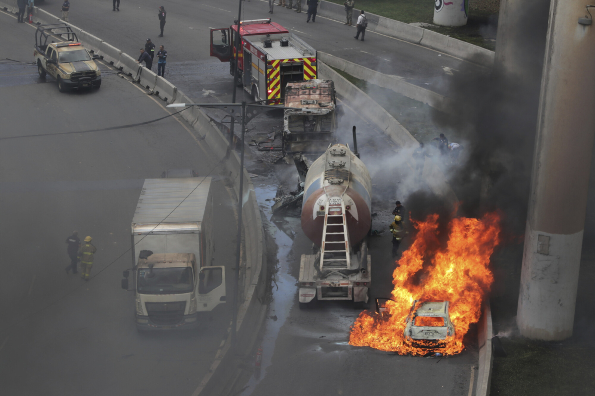Un vehículo arde cerca de la explosión de un camión cisterna de gas bajo un paso elevado de la autopista México Puebla, en la Ciudad de México, el miércoles 10 de septiembre de 2025. (Foto AP/Tristán Velázquez)