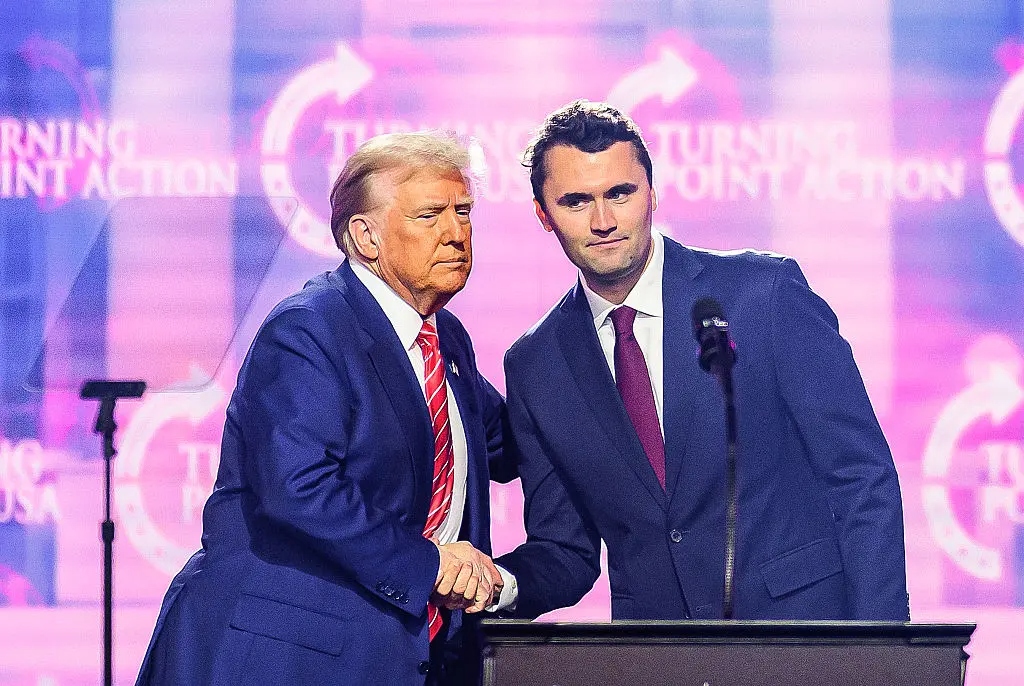 El comentarista conservador Charlie Kirk (derecha) habla en el escenario con el presidente Donald Trump en el America Fest 2024 en Phoenix, Arizona, el 22 de diciembre de 2024. (Josh Edelson/AFP vía Getty Images)