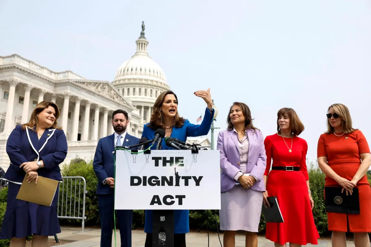 La representante María Salazar (R-Fla.) habla durante una rueda de prensa sobre inmigración frente al Capitolio de los Estados Unidos en Washington el 23 de mayo de 2023. (Anna Moneymaker/Getty Images)