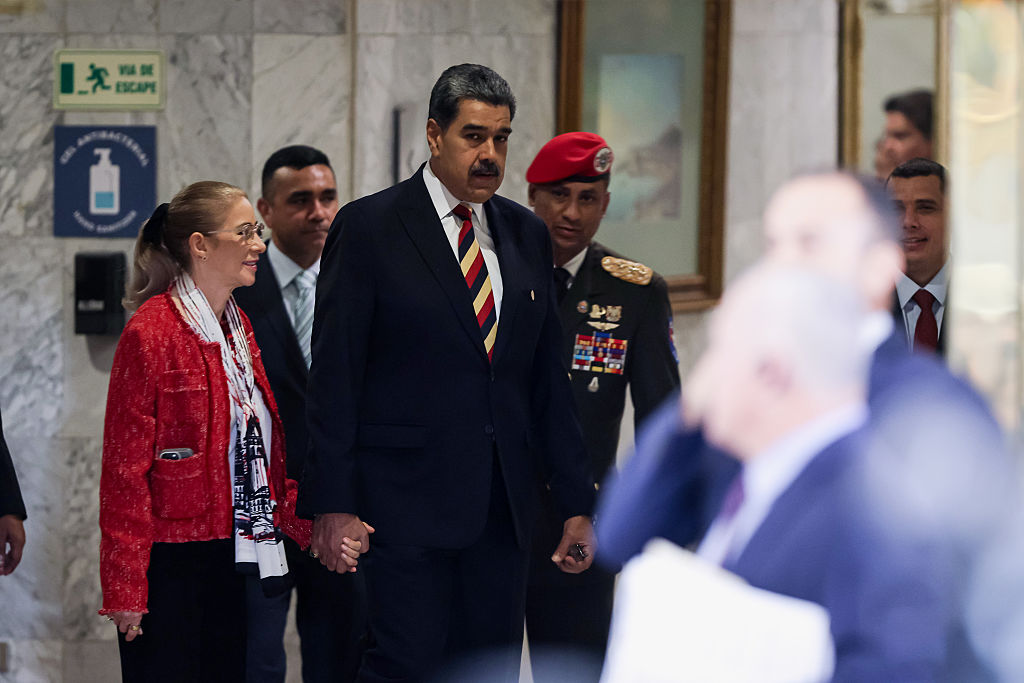El líder venezolano, Nicolás Maduro, junto a su esposa, Cilia Flores, llega a una conferencia de prensa en el Hotel Melia Caracas el 1 de septiembre de 2025 en Caracas, Venezuela. (Jesús Vargas/Getty Images)