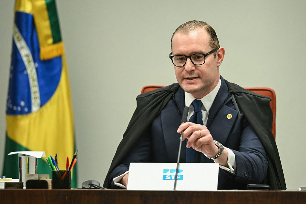El ministro del Supremo Tribunal Federal (STF) de Brasil, Cristiano Zanin, habla durante la votación para condenar o absolver al expresidente Jair Bolsonaro (2019-2022) en el juicio por presunto golpe de Estado en el Supremo Tribunal Federal (STF) en Brasilia el 11 de septiembre de 2025. El 10 de septiembre, un juez brasileño emitió el primer voto de inocencia en el juicio por conspiración golpista contra el expresidente Jair Bolsonaro. (Foto de EVARISTO SA/AFP vía Getty Images)
