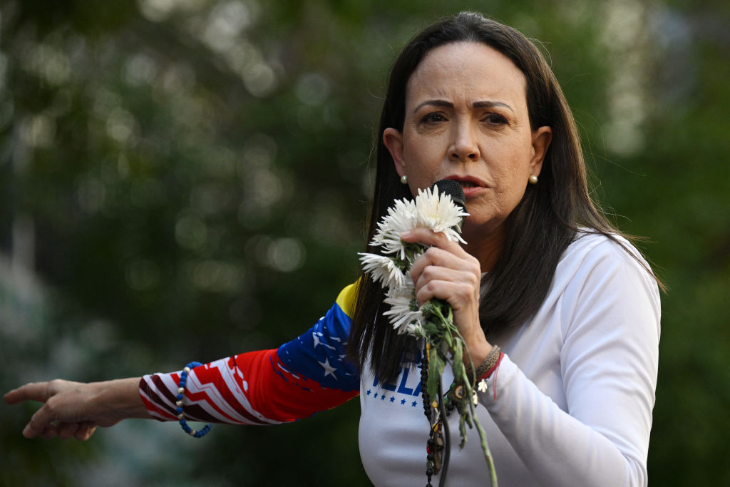 La líder opositora venezolana, María Corina Machado, habla durante una protesta convocada por la oposición en vísperas de la investidura presidencial en Caracas el 9 de enero de 2025, contra la juramentación de Nicolás Maduro para un tercer mandato presidencial altamente controvertido. Machado fue arrestada tras ser "interceptada violentamente al salir de la manifestación", dijo su equipo de seguridad. (Foto de FEDERICO PARRA/AFP vía Getty Images)