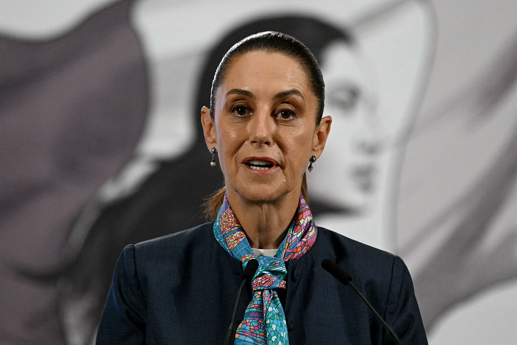La presidenta de México, Claudia Sheinbaum, habla durante su conferencia de prensa diaria en el Palacio Nacional de la Ciudad de México el 4 de septiembre de 2025. (Foto de YURI CORTEZ/AFP vía Getty Images)