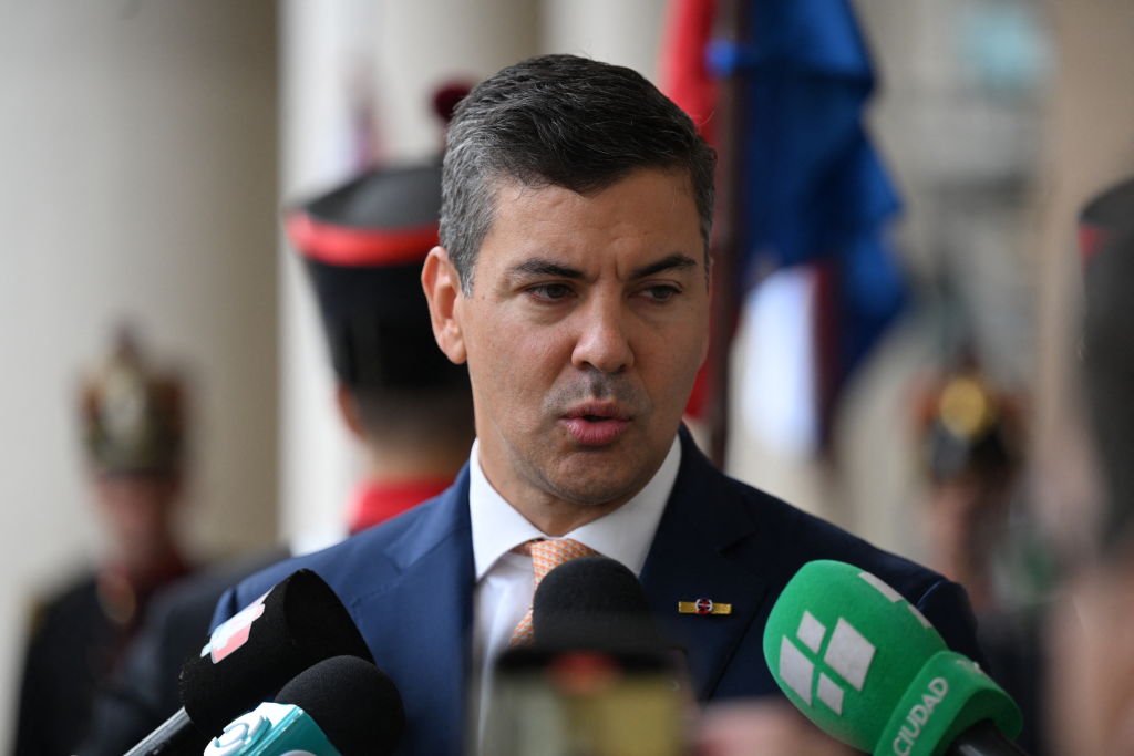 El presidente de Paraguay, Santiago Peña, da una conferencia de prensa después de una reunión con el nuevo presidente de Uruguay, Yamandu Orsi, en el Palacio Estévez de Montevideo el 2 de marzo de 2025, un día después de la toma de posesión de Orsi. (Foto de EITAN ABRAMOVICH/AFP vía Getty Images)