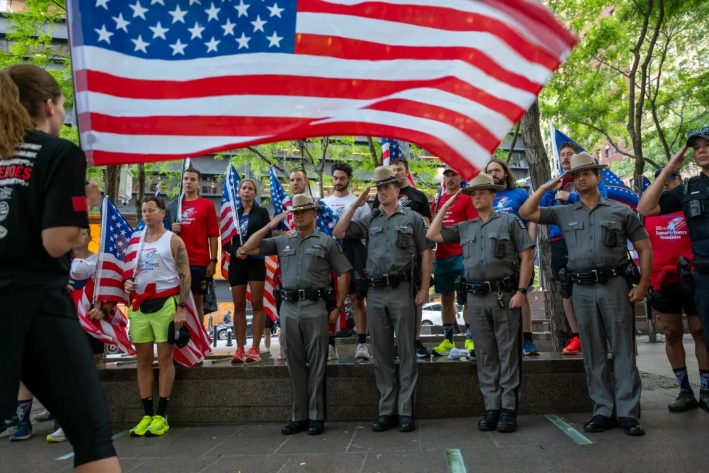 Agentes de la policía estatal de Nueva York y otras fuerzas del orden saludan durante un servicio conmemorativo en el bajo Manhattan en el 24.° aniversario de los atentados terroristas del 11 de septiembre, en la ciudad de Nueva York, el 11 de septiembre de 2025. (Spencer Platt/Getty Images)