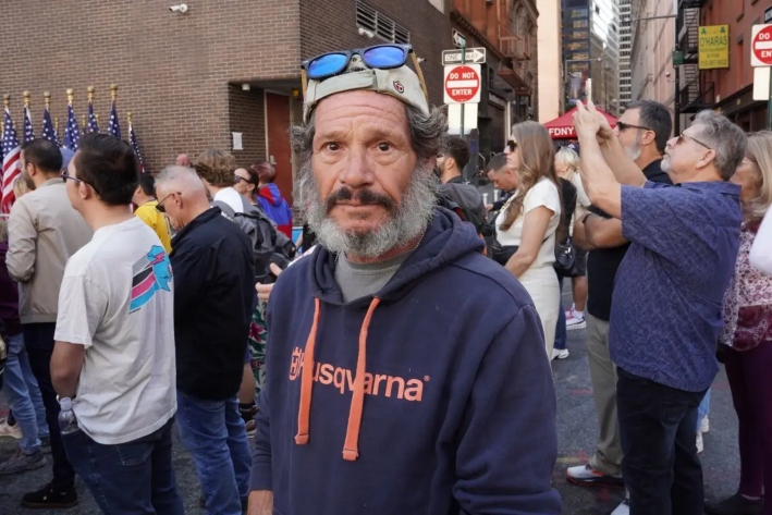 Evan Sydney fuera de la ceremonia conmemorativa del 11-S en la ciudad de Nueva York, el 11 de septiembre de 2025. (Oliver Mantyk/The Epoch Times)