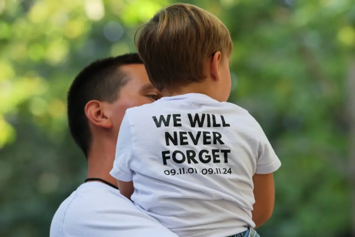 Familiares y amigos de las víctimas del atentado terrorista del 11-S asisten a la ceremonia anual de conmemoración del 11-S en el Museo y Monumento Nacional del 11-S, en la ciudad de Nueva York, el 11 de septiembre de 2025. (Michael M. Santiago/Getty Images)